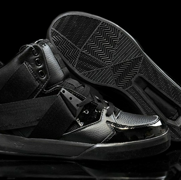 le adidas c10 dimensioni 9 poshmark clover limted edizione blackout le adidas c10 dimensioni 9 poshmark clover limted edizione blackout